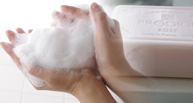 マルセイユ石鹸は、毎日の洗顔や全身用だけでなく、頭皮の洗浄にもご使用いただける石鹸です。